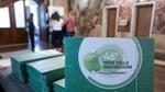 Cartella stampa cartacea verde con logo del 46° Mese della Prevenzione dentale di Mentadent e Andi, con sfondo alla conferenza stampa