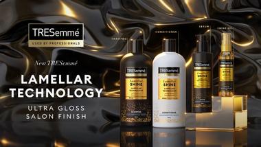 Quattro prodotti della linea premium Lamellar Shine, prodotti masstige arricchiti dalla tecnologia per migliorare la brillantezza dei capelli. I flaconi sono di colore nero, bianco e oro.