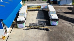Veduta aerea di lavoratori e camion di biometano all’esterno di un impianto di olio di palma in Indonesia.