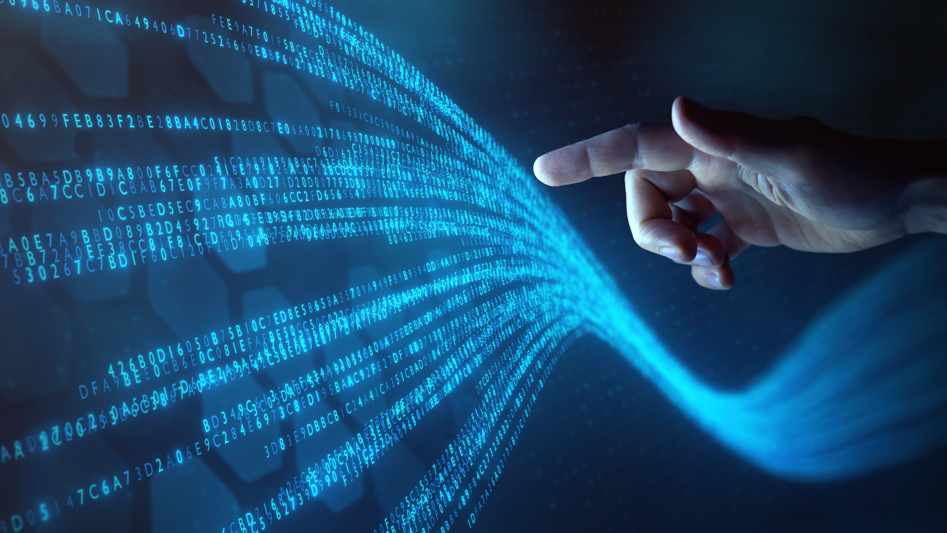 Una mano (con tonalità di pelle caucasica) indica dati che scorrono su uno schermo blu.