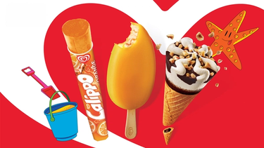 Tre gelati davanti al logo Algida a forma di cuore.