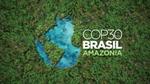 Foto aerea della foresta pluviale, modificata in modo che un lago assuma la forma del Brasile, accanto alle parole COP30 Brasil Amazônia