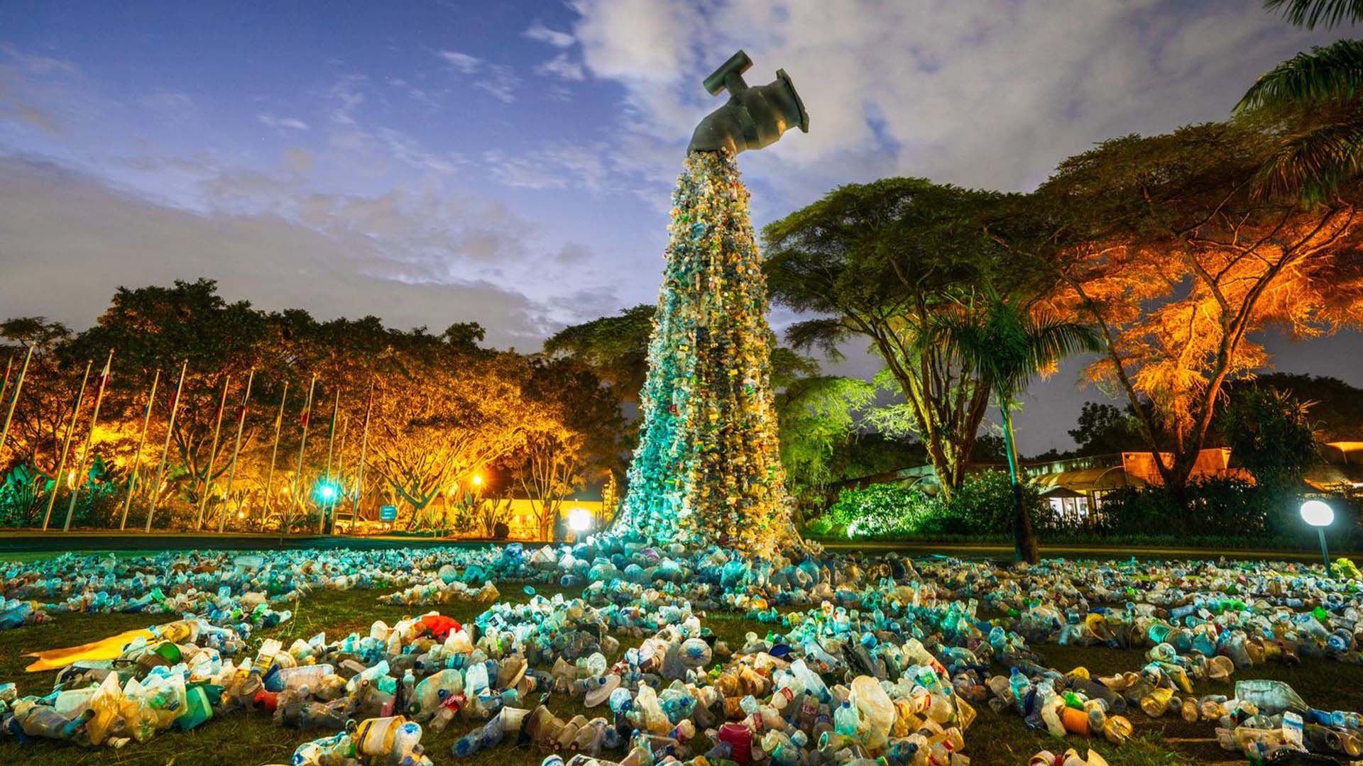 Scultura alta 9 metri "Turn off the plastic tap" dell'artista canadese Benjamin von Wong, realizzata con rifiuti di plastica provenienti dai bassifondi di Kibera.