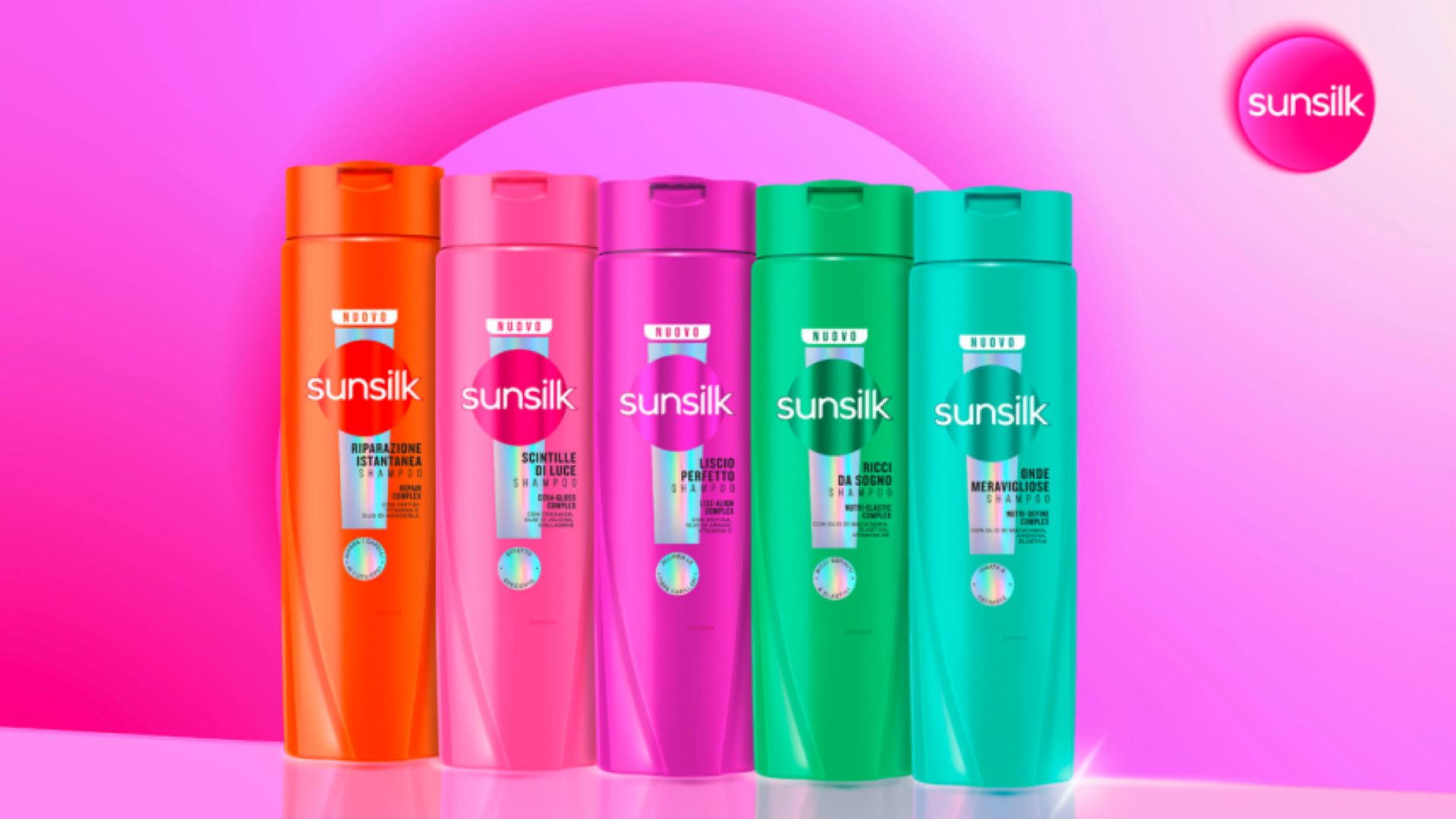 Cinque flaconi di shampoo Sunsilk in colori vivaci (arancione, rosa, fucsia, verde e turchese) su sfondo rosa sfumato, con logo Sunsilk in alto a destra.