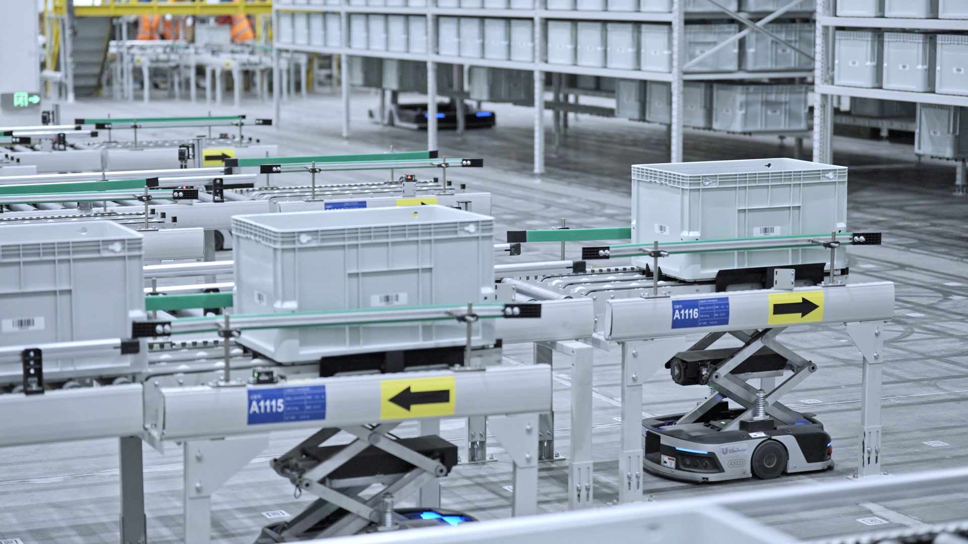 Linea di produzione Unilever con robot che movimentano merci, esempio di automazione avanzata nella supply chain.