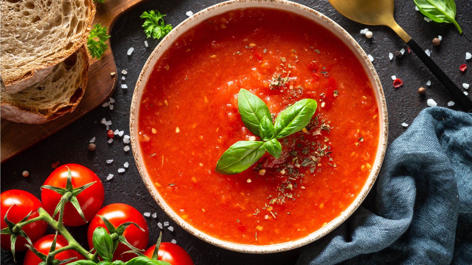 Ciotola di zuppa con pomodori e pane
