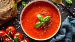 Ciotola di zuppa con pomodori e pane