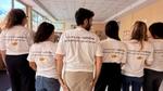 Sei persone indossano magliette che promuovono l'autostima delle generazioni più giovani.
