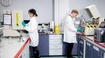Due scienziati specializzati in materiali da imballaggio della Unilever testano dei campioni per verificarne le proprietà di barriera contro umidità, ossigeno e luce.