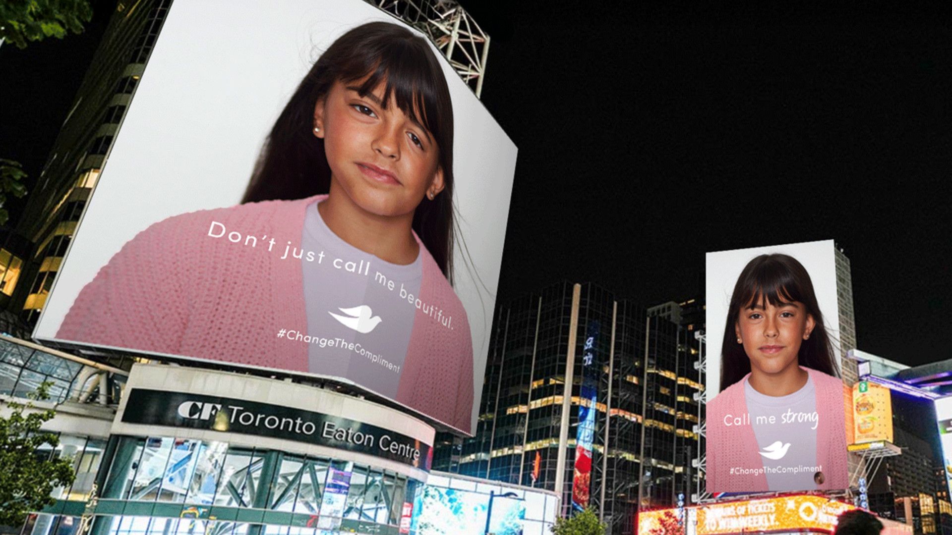 Immagine di una ragazza su due cartelloni pubblicitari: uno con la scritta “Non chiamarmi solo bella” e l’altro con “Chiamami forte”.