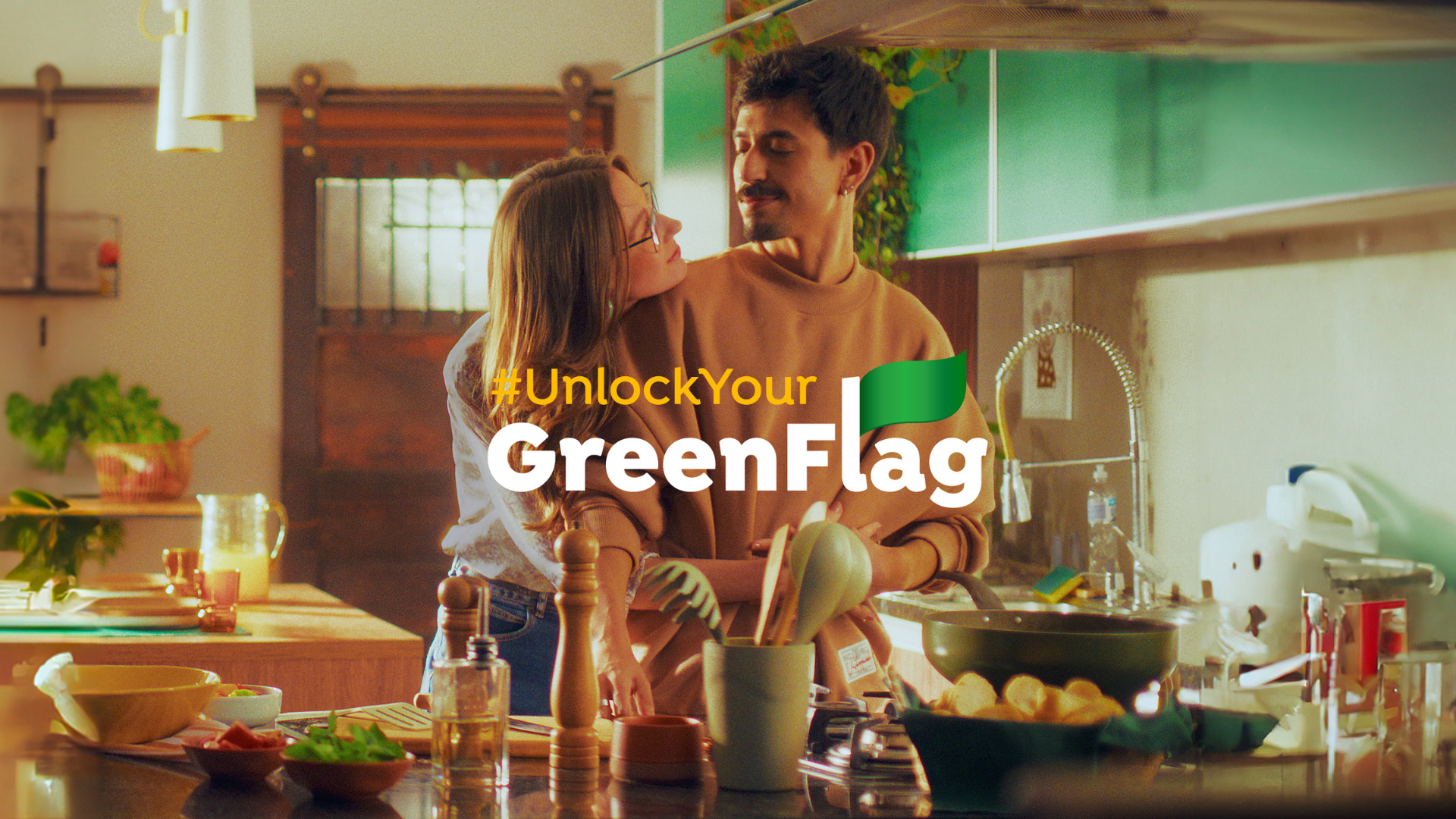 Una donna abbraccia un uomo che sta cucinando in un annuncio della campagna social di Knorr “Green Flag”.