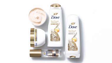 Cinque prodotti della gamma Dove Bond Strength con tecnologie avanzate di rafforzamento del legame per riparare i danni estremi ai capelli.