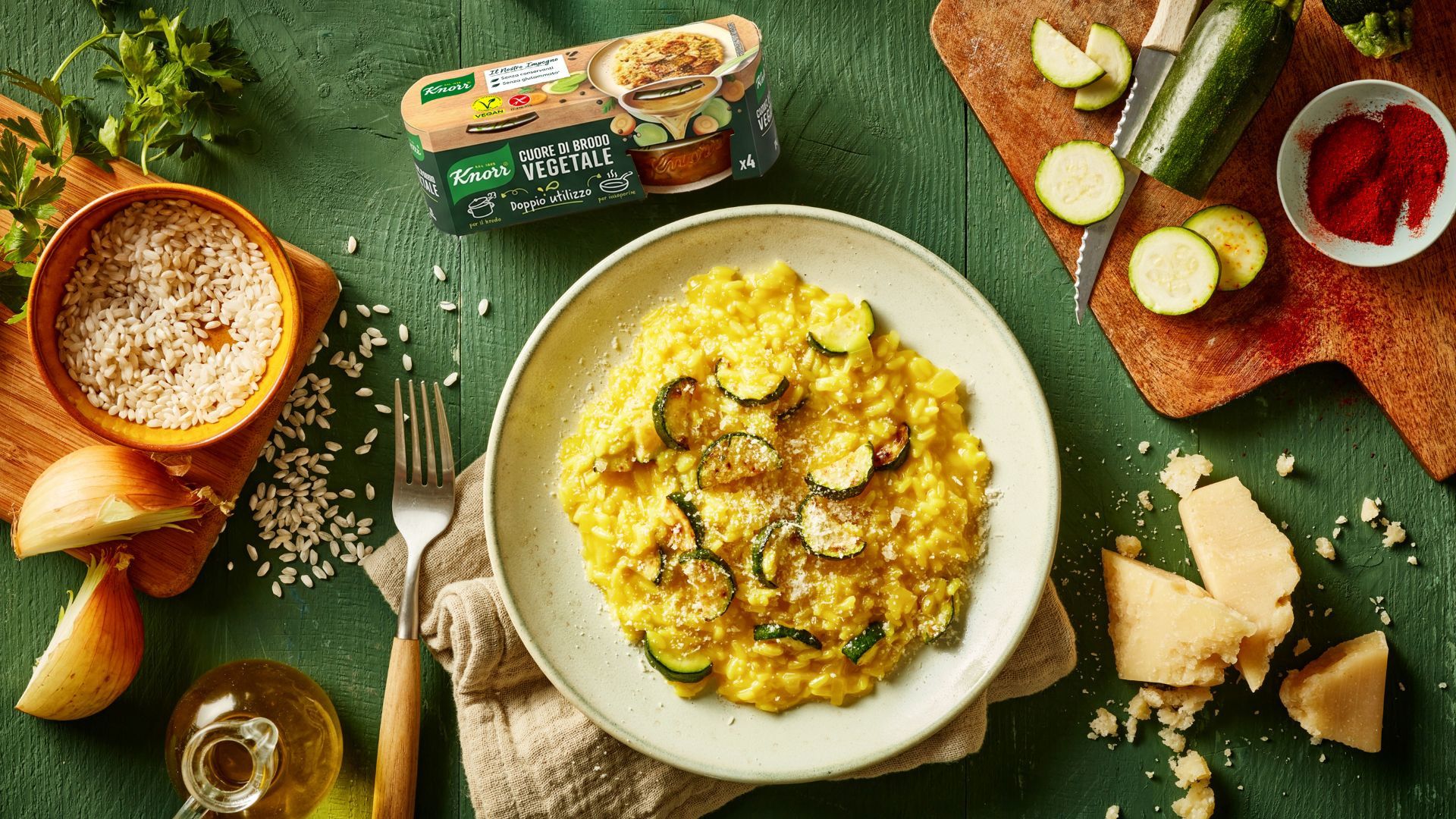 Risotto alle verdure con zucchine, circondato da riso, cipolle, formaggio, spezie e brodo vegetale Knorr