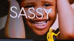 Esi Eggleston Bracey che indossa un abito giallo mentre presenta a Cannes Lions 2025