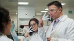 Tre scienziati (un uomo e due donne) che annusano i tester di fragranze nel laboratorio Unilever di Port Sunlight.