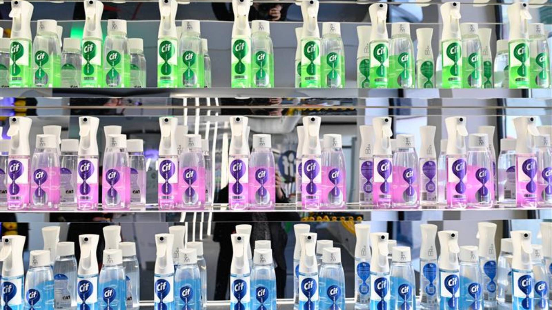 Tre scaffali con una serie di cif infinity clean, nel primo verdi nel secondo rosa nel terzo blue.